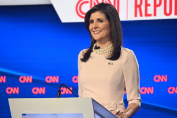 (NEW) CNN Republican Presidential Primary Debate with Nikki Haley and Ron DeSantis at Drake University in Des Moines, Iowa. January 10, 2024, Des Moines, Iowa, USA: Nikki Haley (shown) and Ron DeSantis (not shown) participate in CNN's Republican Presidential Primary Debate at Drake University before the Iowa caucuses. Credit: Kyle Mazza/TheNews2 (Foto: Kyle Mazza/Thenews2/Deposit Photos)