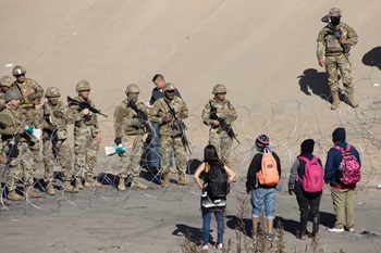 Thousands of migrants from Latin America wait at the southern border of the United States for Title 42 to end, the Texas Governor ordered the Texas National Guard to maintain surveillance on the border to prevent the massive entry of migrants