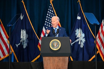 (NEW) President of the United States Joe Biden delivers remarks at South Carolina’s First in the Nation Dinner at the South Carolina State Fairgrounds in Columbia, South Carolina. January 27, 2024, Columbia, South Carolina, USA: President of the United States Joe Biden delivered remarks on immigration, Donald Trump and democracy. Joe Biden was interrupted by several pro-Palestinian protesters during the event with one protester throwing a banner before being escorted out of the event by security. Credit: Kyle Mazza/TheNews2 (Foto: Kyle Mazza/Thenews2/Deposit Photos)